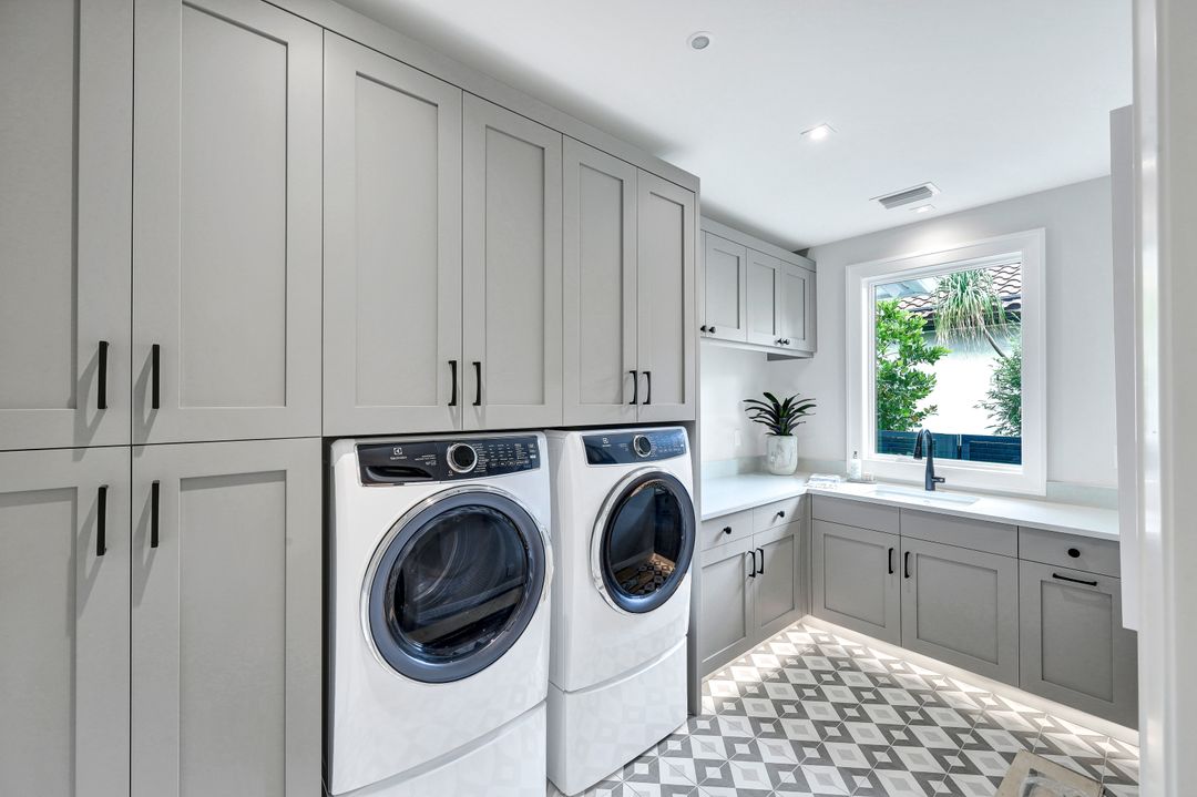 3401 Crayton Rd, Naples, FL 34102