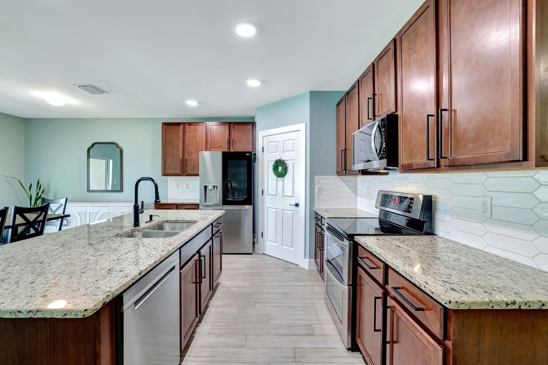 692 Hadley St E, Naples, FL 34104