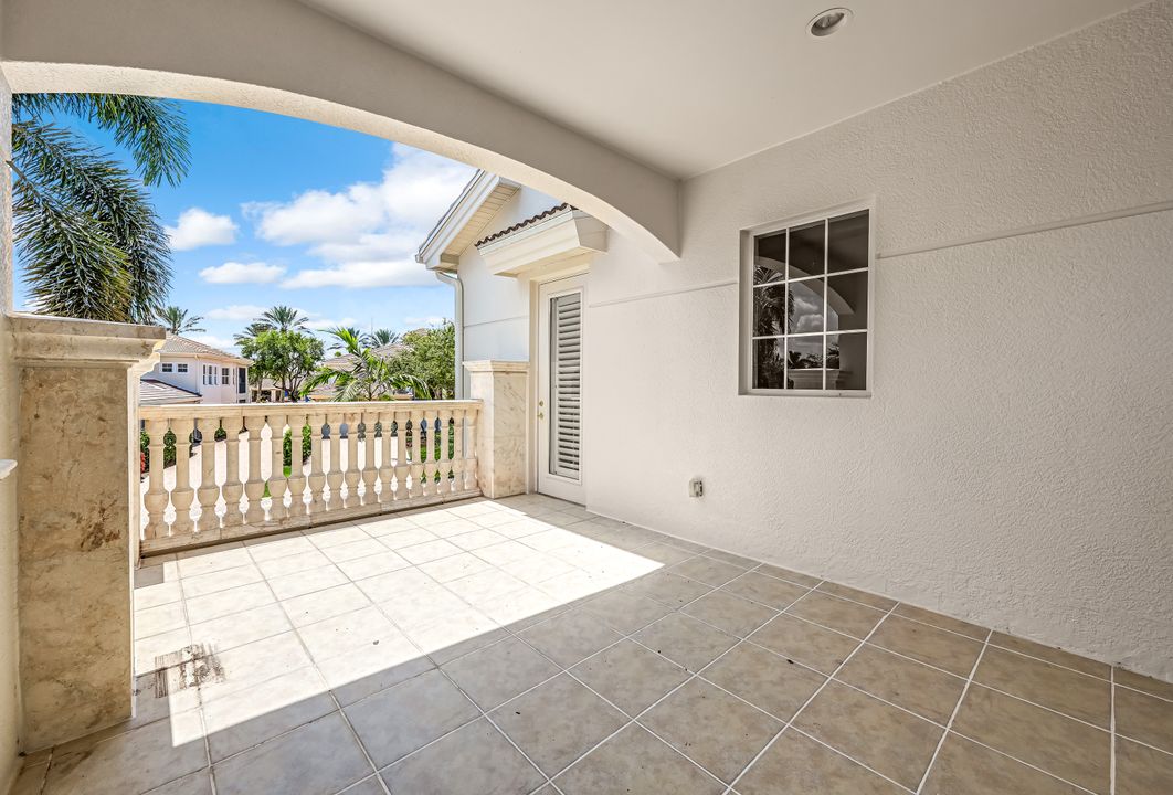 510 Avellino Isles Cir #2202, Naples, FL 34119