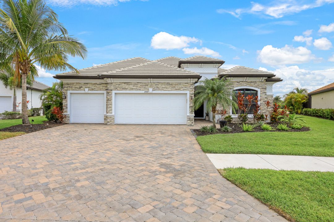 2067 Antigua Ln, Naples, FL 34120