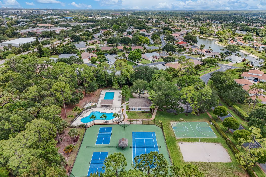 1221 Briarwood Ct, Naples, FL 34104