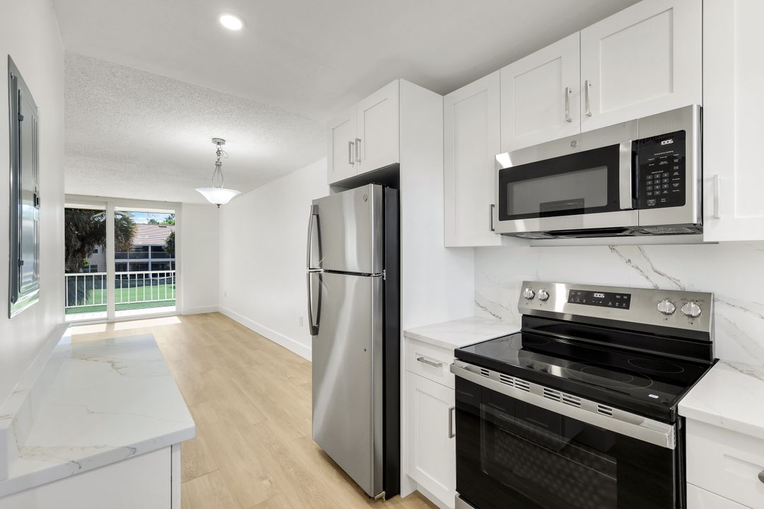 225 Turtle Lake Ct #209, Naples, FL 34105