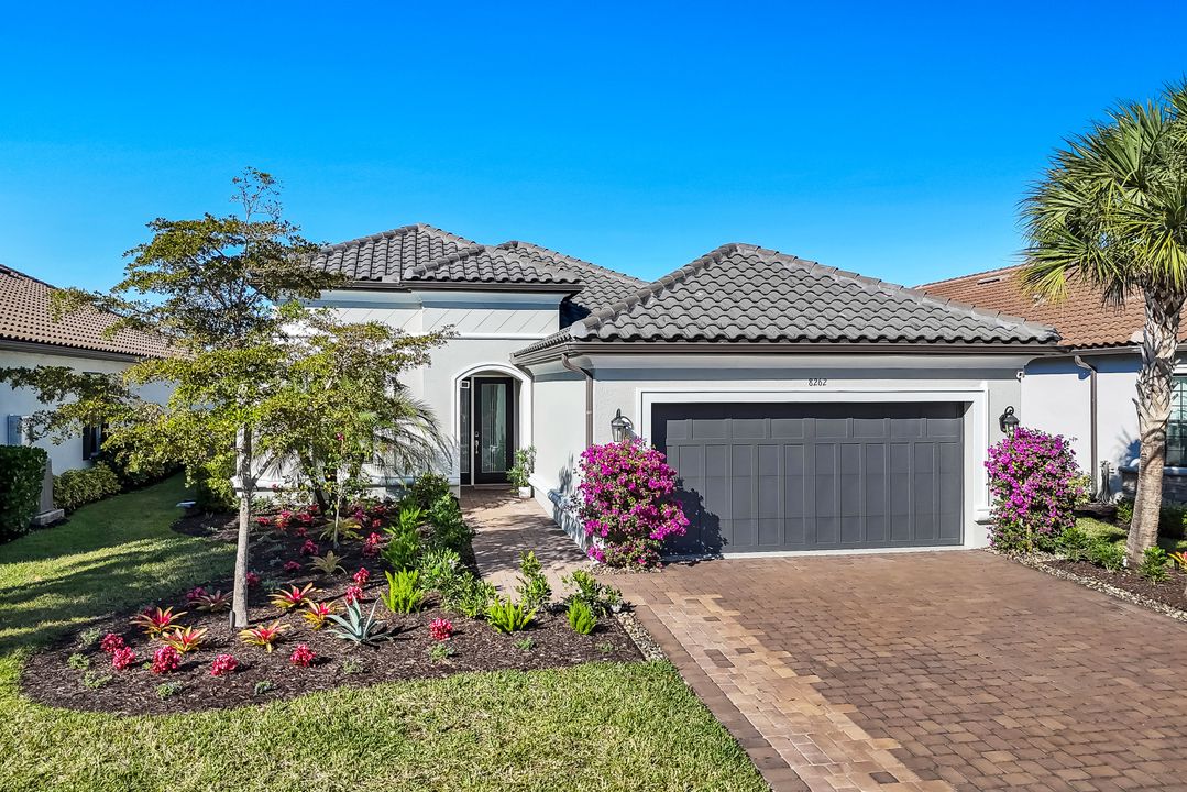 8262 Promoso Ct, Naples, FL 34114