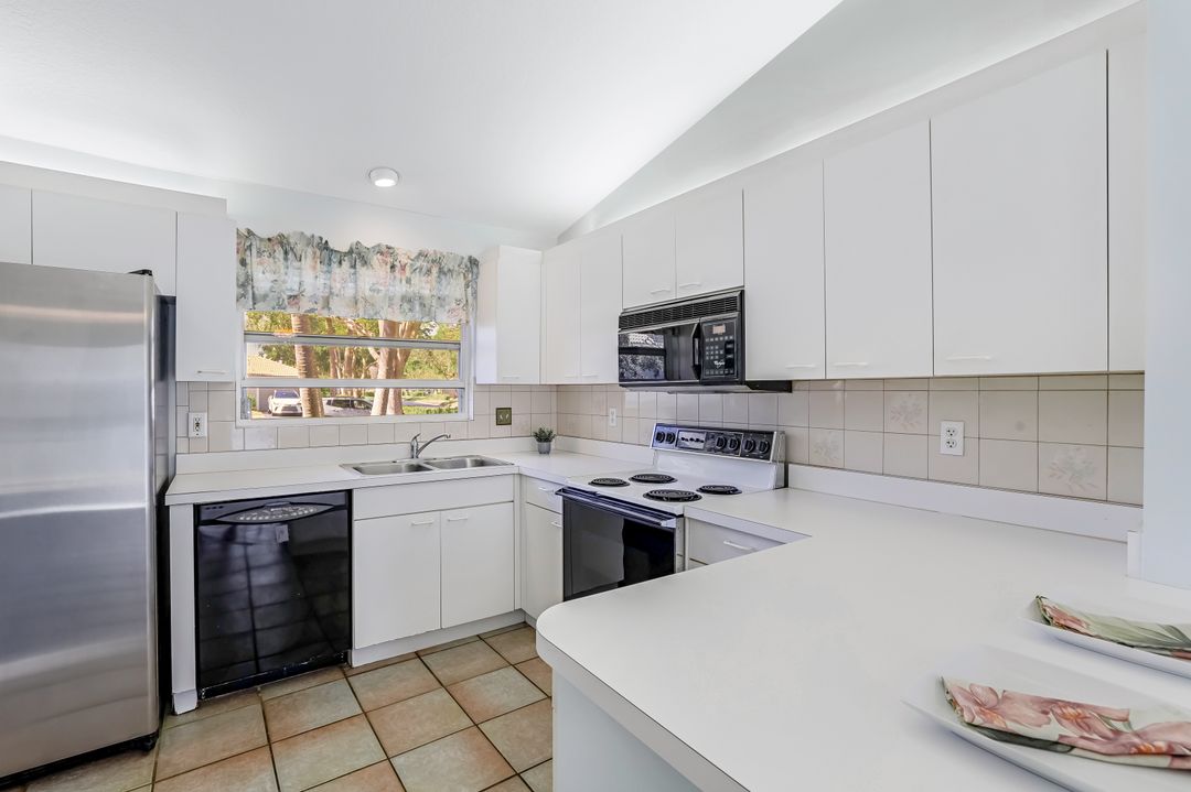 337 Emerald Bay Cir #U1, Naples, FL 34110