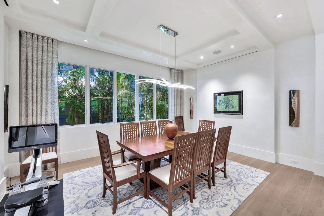 355 7th Ave S, Naples, FL 34102