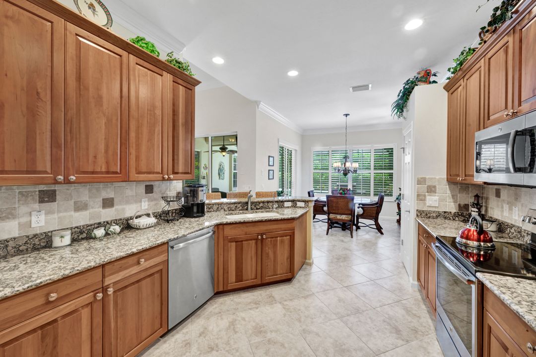 16208 Parque Ln, Naples, FL 34110