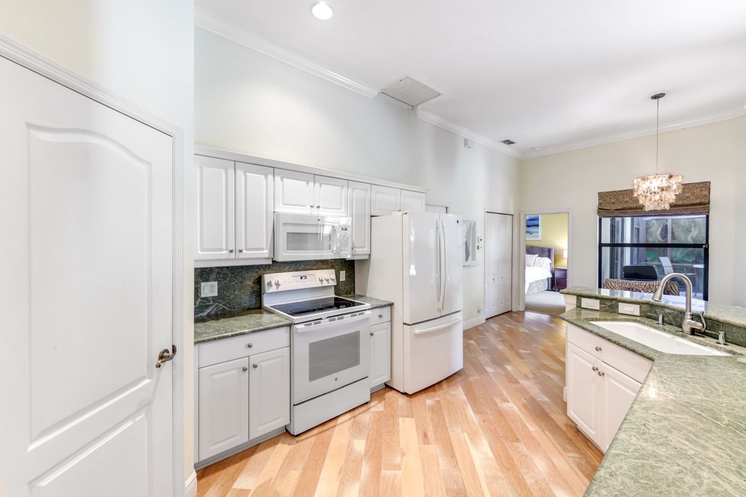 302 Sawgrass Ct, Naples, FL 34110