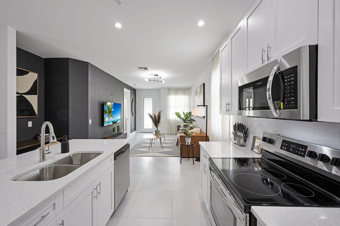 3040 Thomasson Dr, Naples, FL 34112