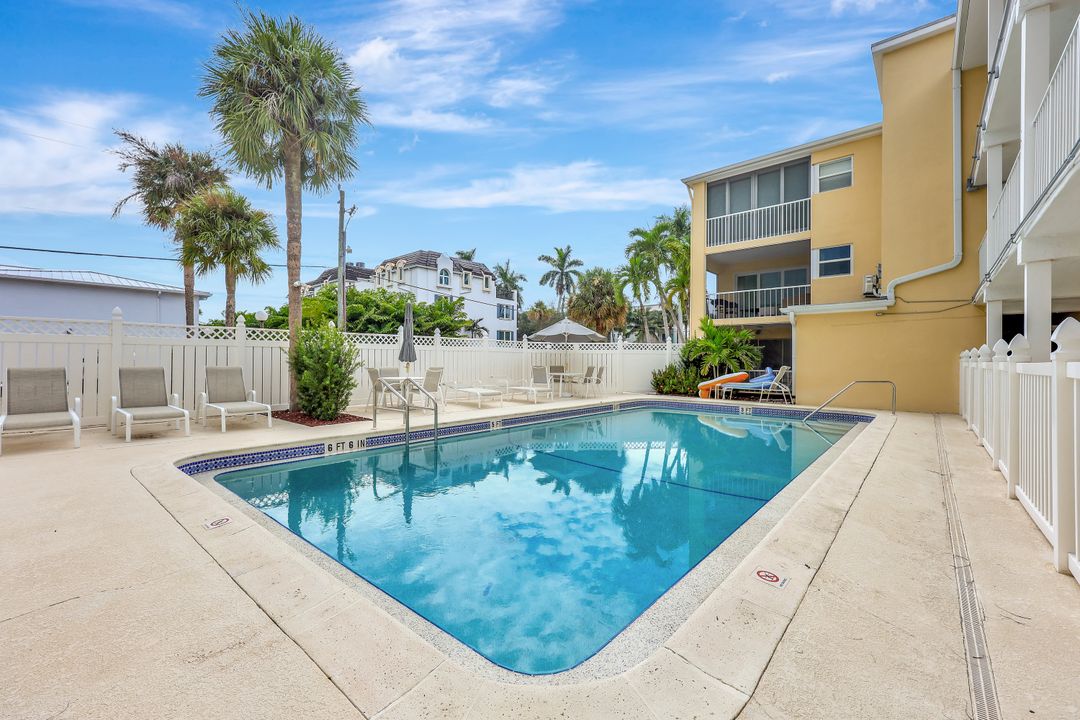 900 8th Ave S #104, Naples, FL 34102