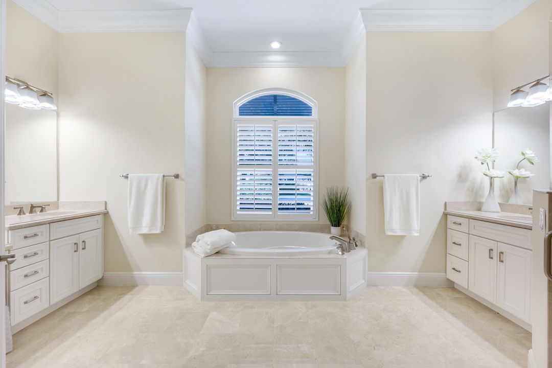 6632 Glen Arbor Way, Naples, FL 34119