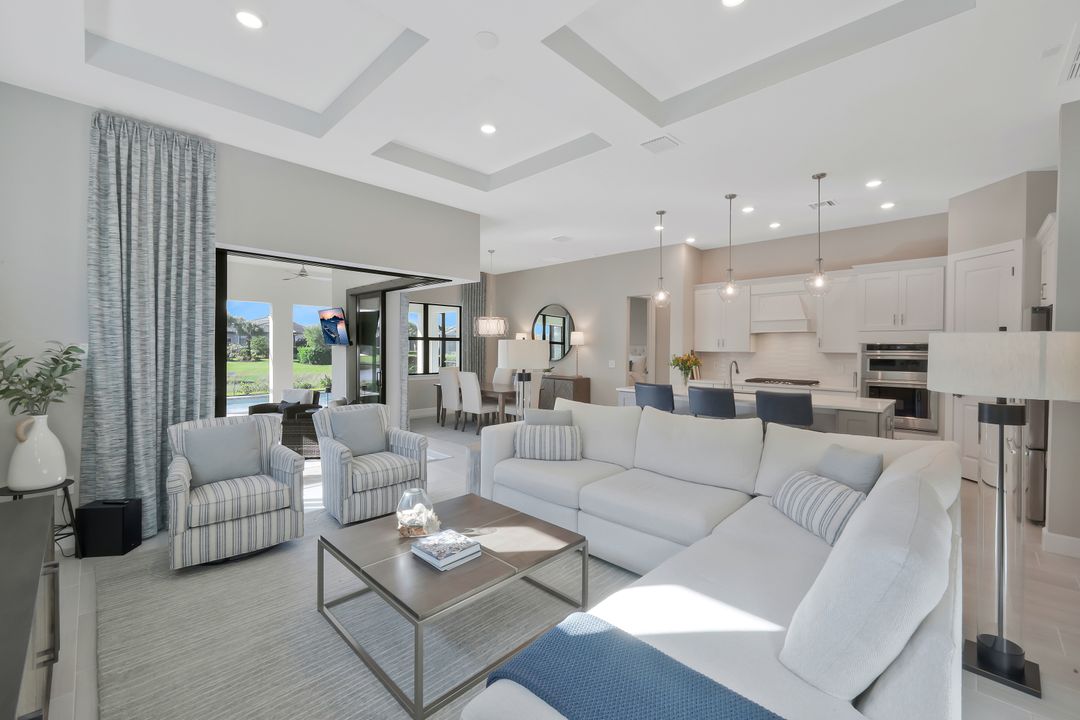 9815 Everglades Dr, Naples, FL 34120