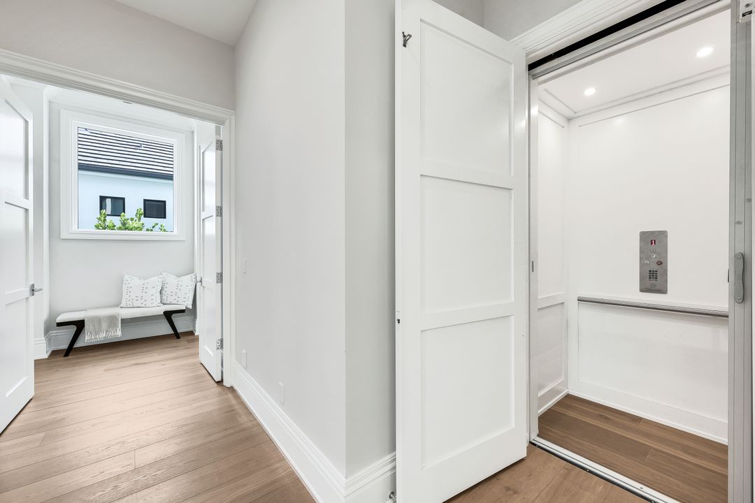 726 Riviera Dr, Naples, FL 34103