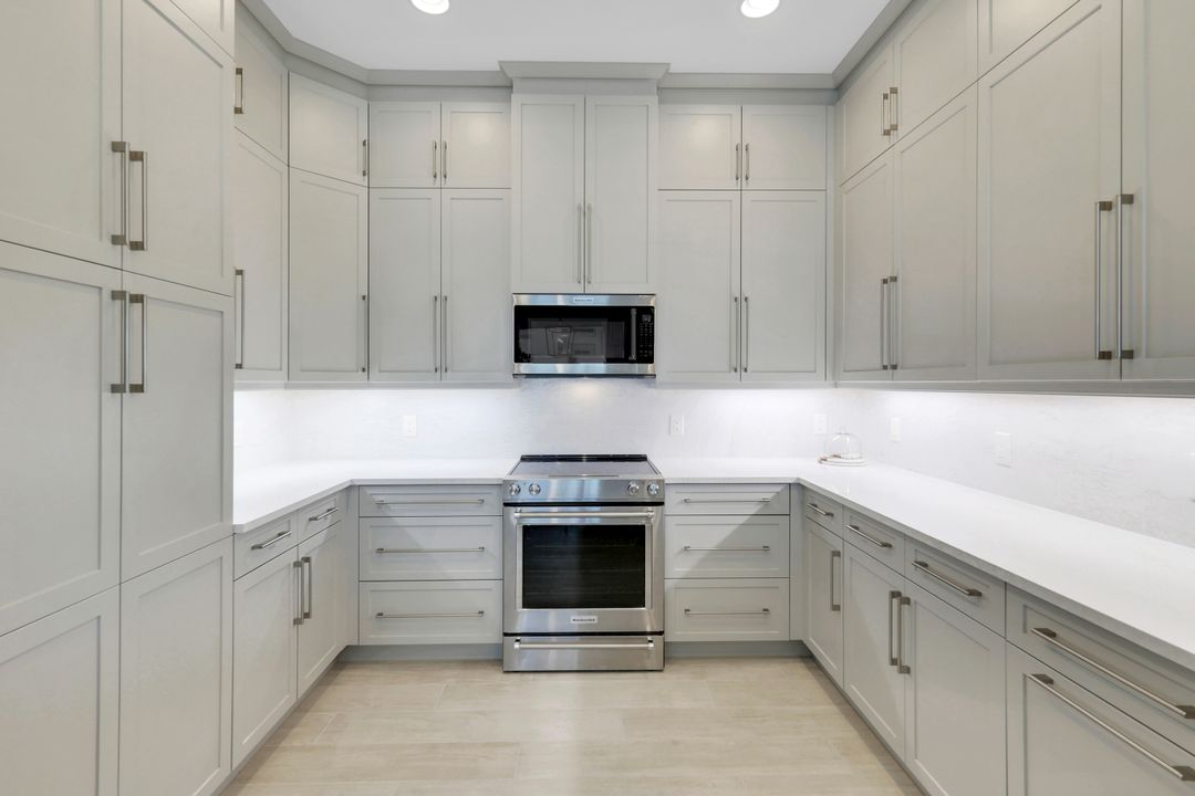 8825 Yucatan Ct, Naples, FL 34112