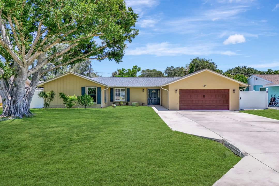 124 Flame Vine Dr, Naples, FL 34110