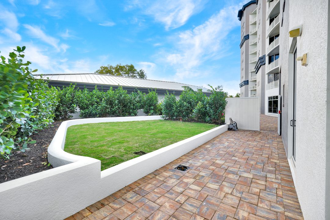 13675 Vanderbilt Dr #210, Naples, FL 34110