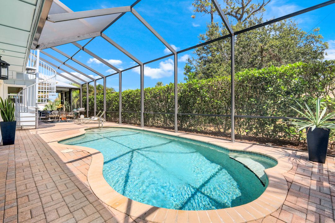 9602 Vanderbilt Dr, Naples, FL 34108