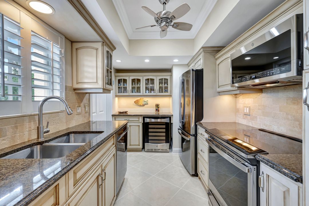 383 Harbour Dr #304, Naples, FL 34103