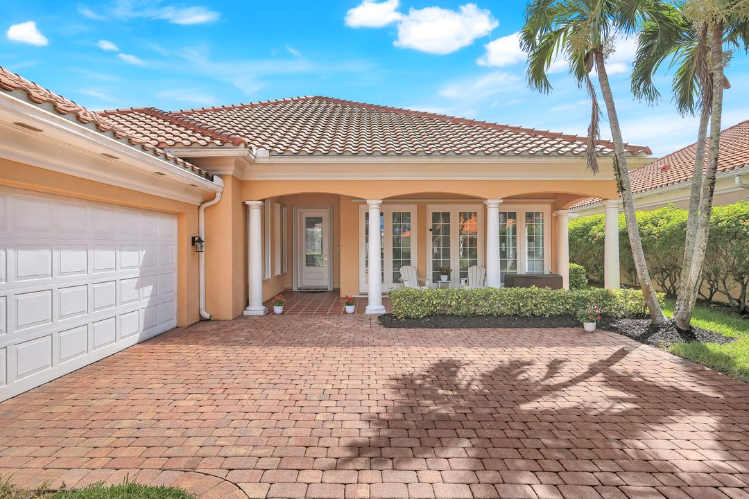 4338 Queen Elizabeth Way, Naples, FL 34119
