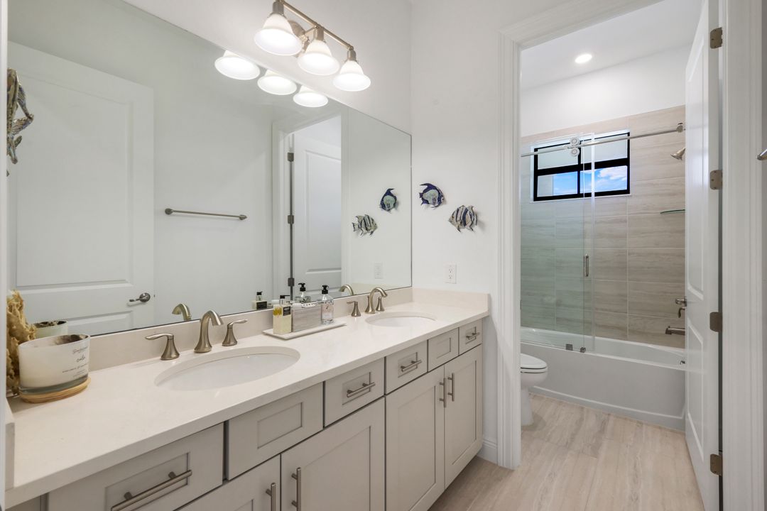 2472 Breakwater Wy #11-202, Naples, FL 34112