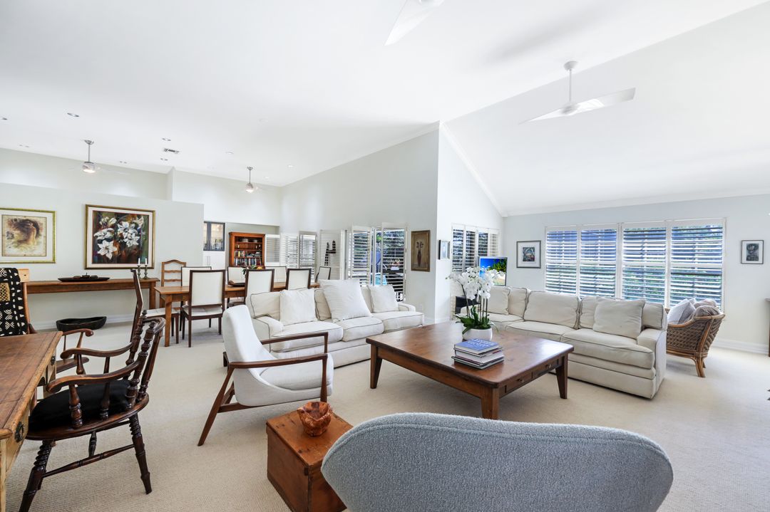 382 Carlton Pl, Naples, FL 34108