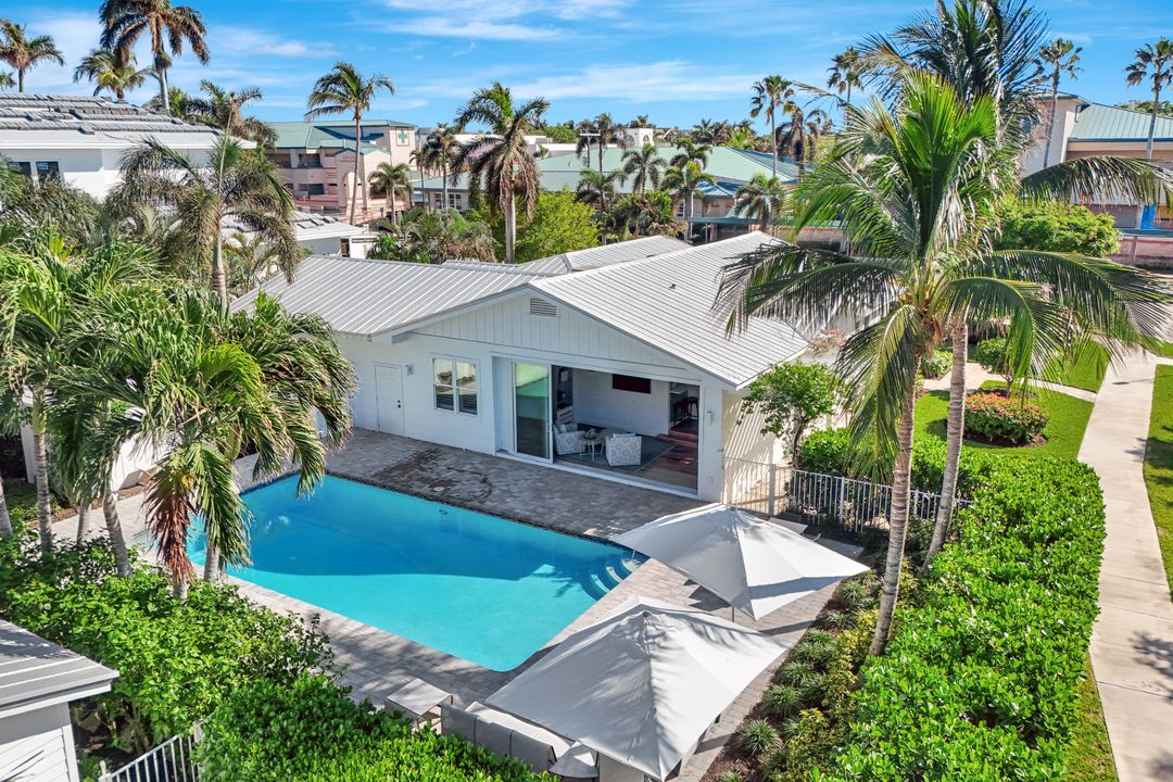481 8th Ave S, Naples, FL 34102