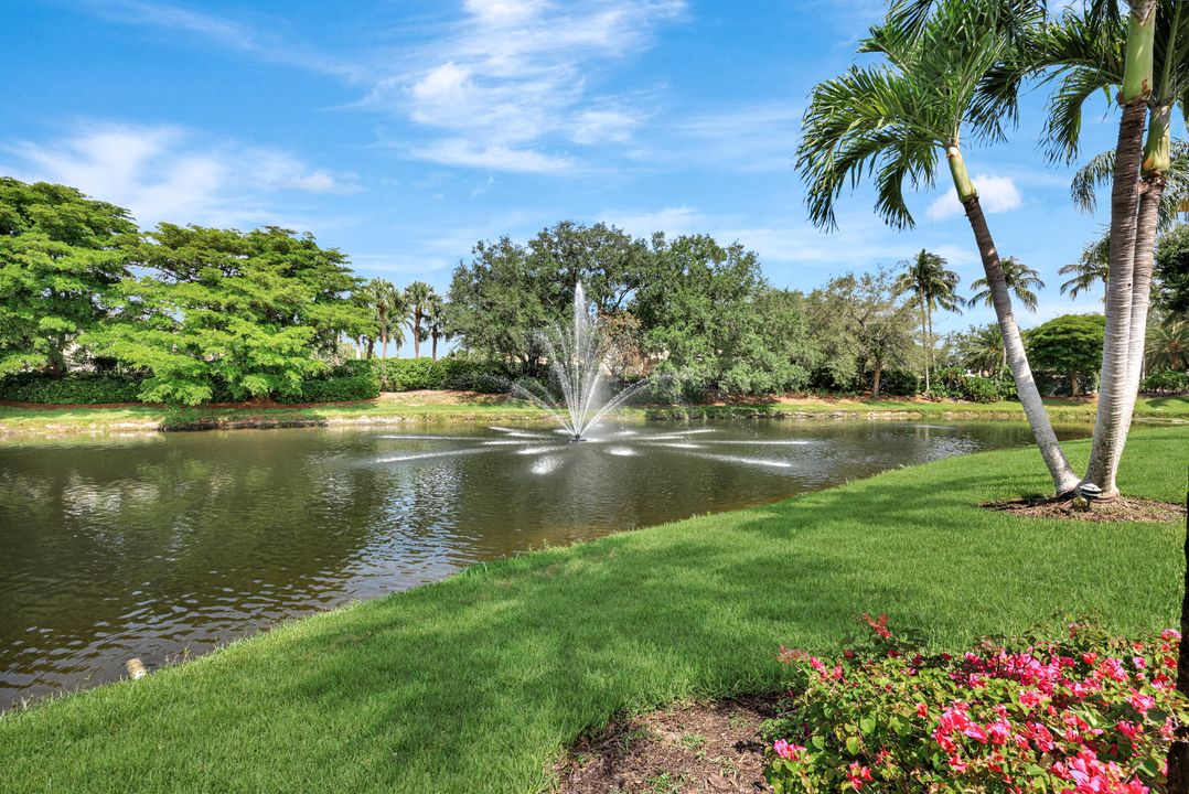 9209 Troon Lakes Dr, Naples, FL 34109