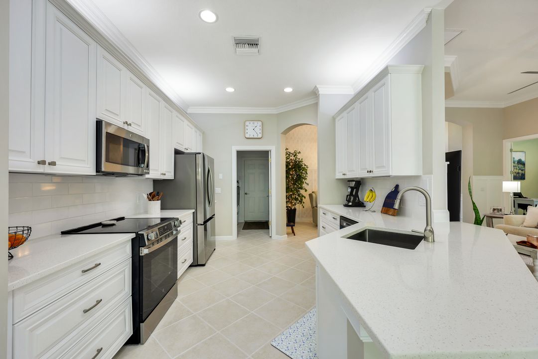 16221 Parque Ln, Naples, FL 34110