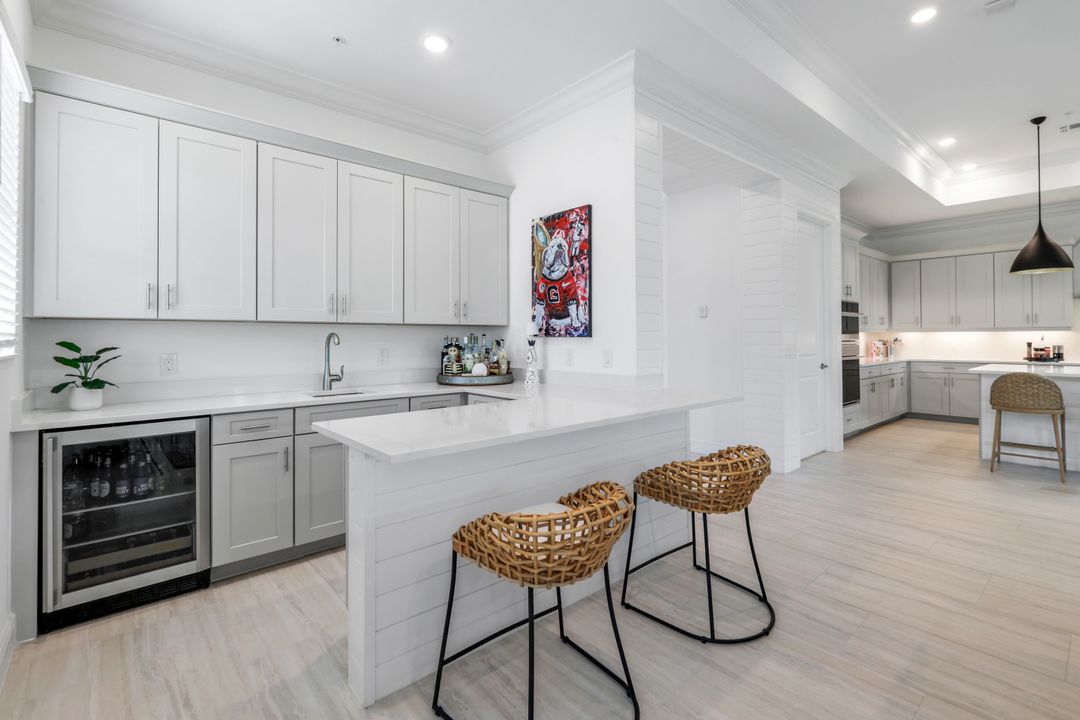 2472 Breakwater Wy #11-202, Naples, FL 34112