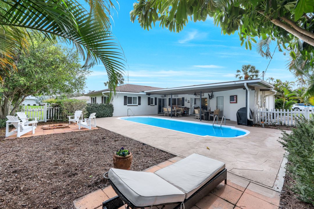 289 Burning Tree Dr, Naples, FL 34105