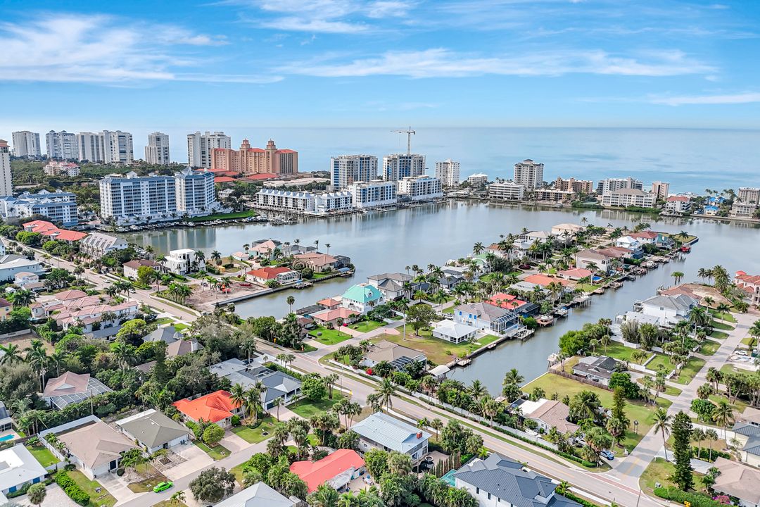 9500 Vanderbilt Dr, Naples, FL 34108