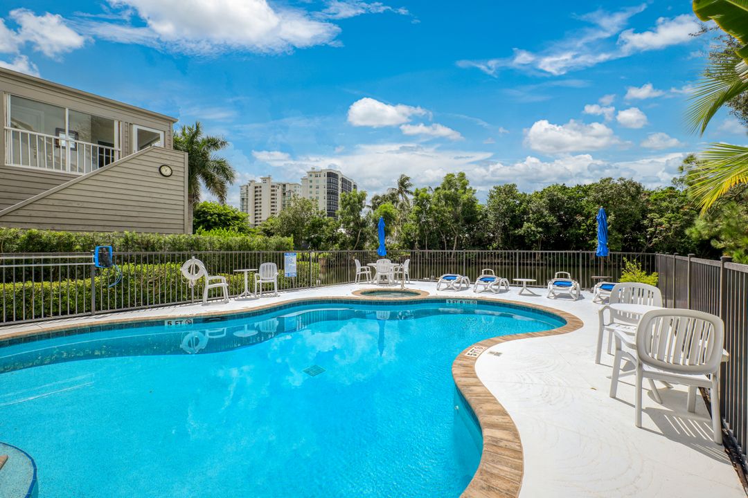 520 Club Side Dr #4, Naples, FL 34110