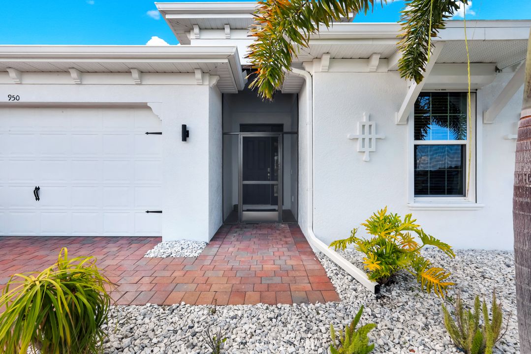 950 Stonewater Lk Ter, Cape Coral, FL 33993