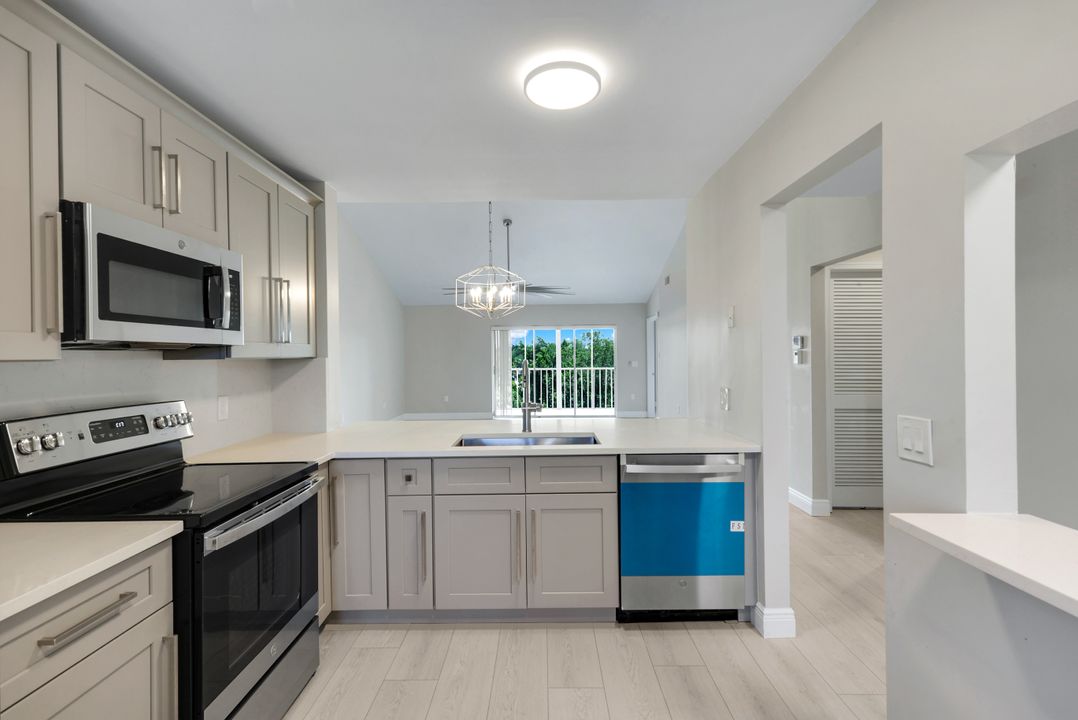 3051 Sandpiper Bay Cir #304, Naples, FL 34112