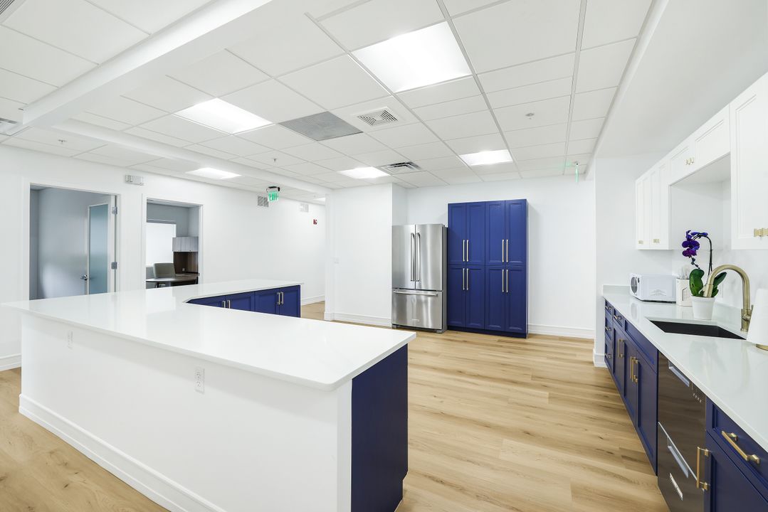 2390 Tamiami Trl N #212, Naples, FL 34103