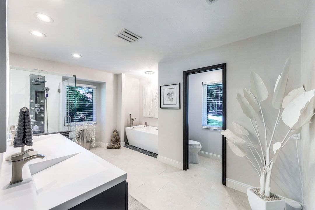 6010 Standing Oaks Ln, Naples, FL 34119