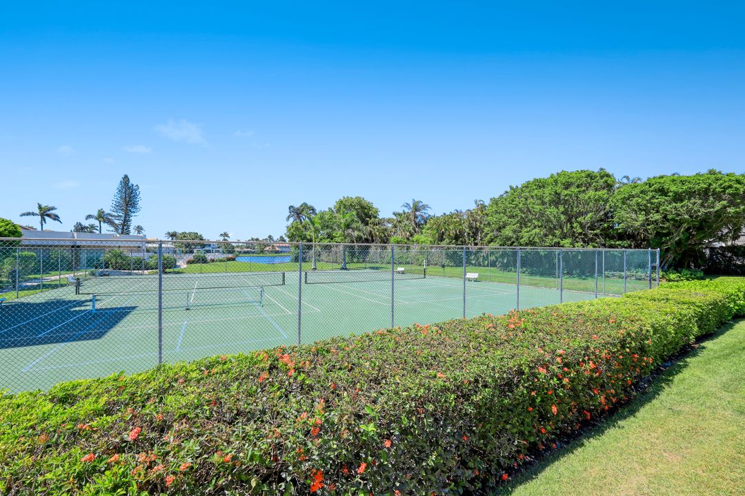 563 Park Shore Dr, Naples, FL 34103