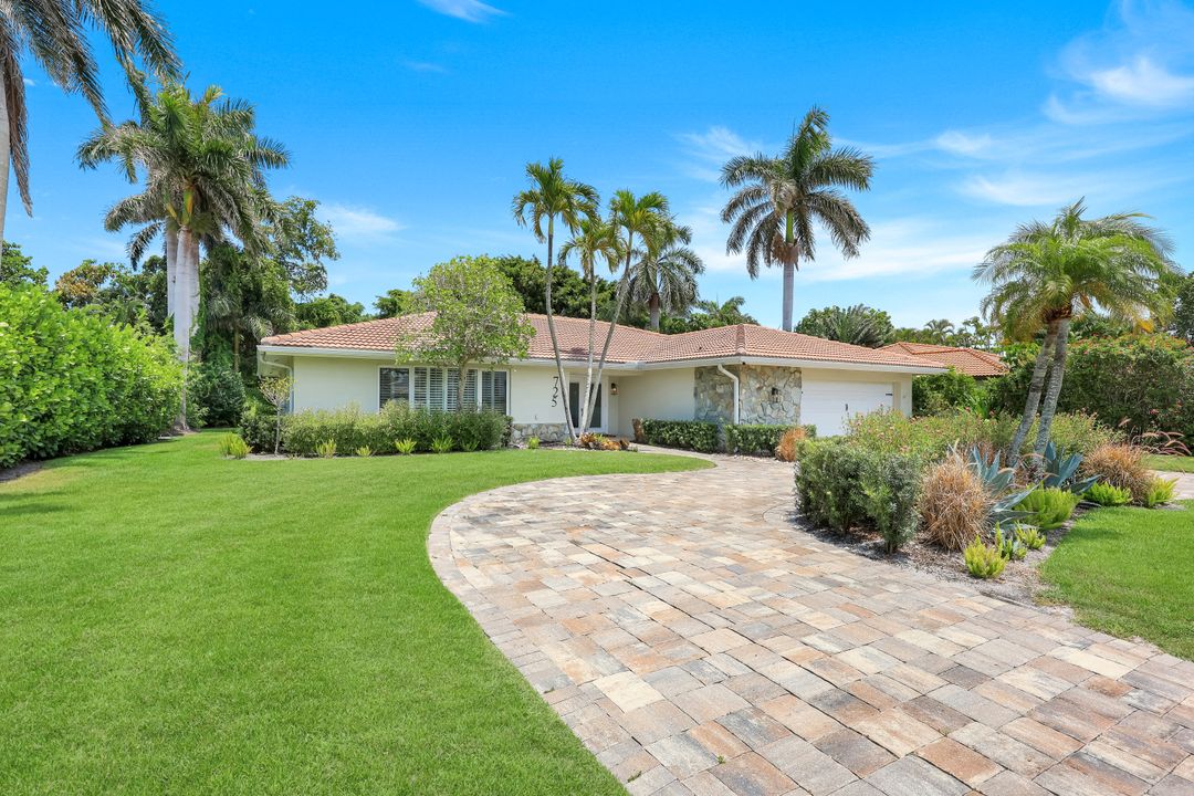 725 Old Trail Dr, Naples, FL 34103