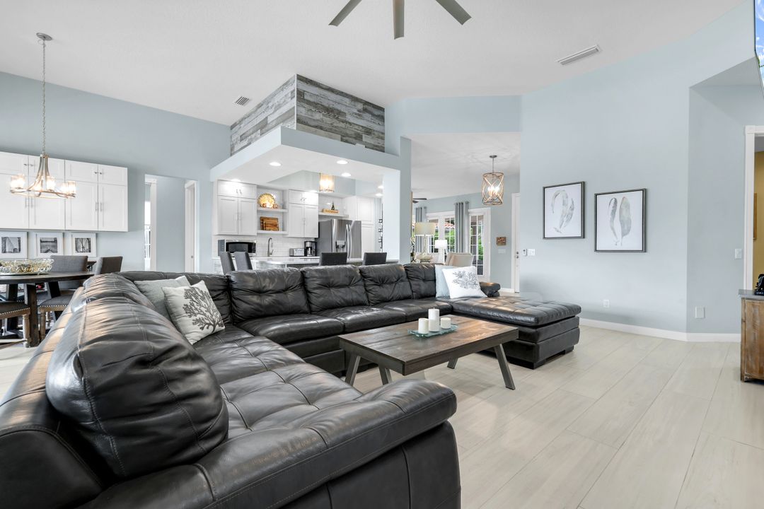 4338 Queen Elizabeth Way, Naples, FL 34119