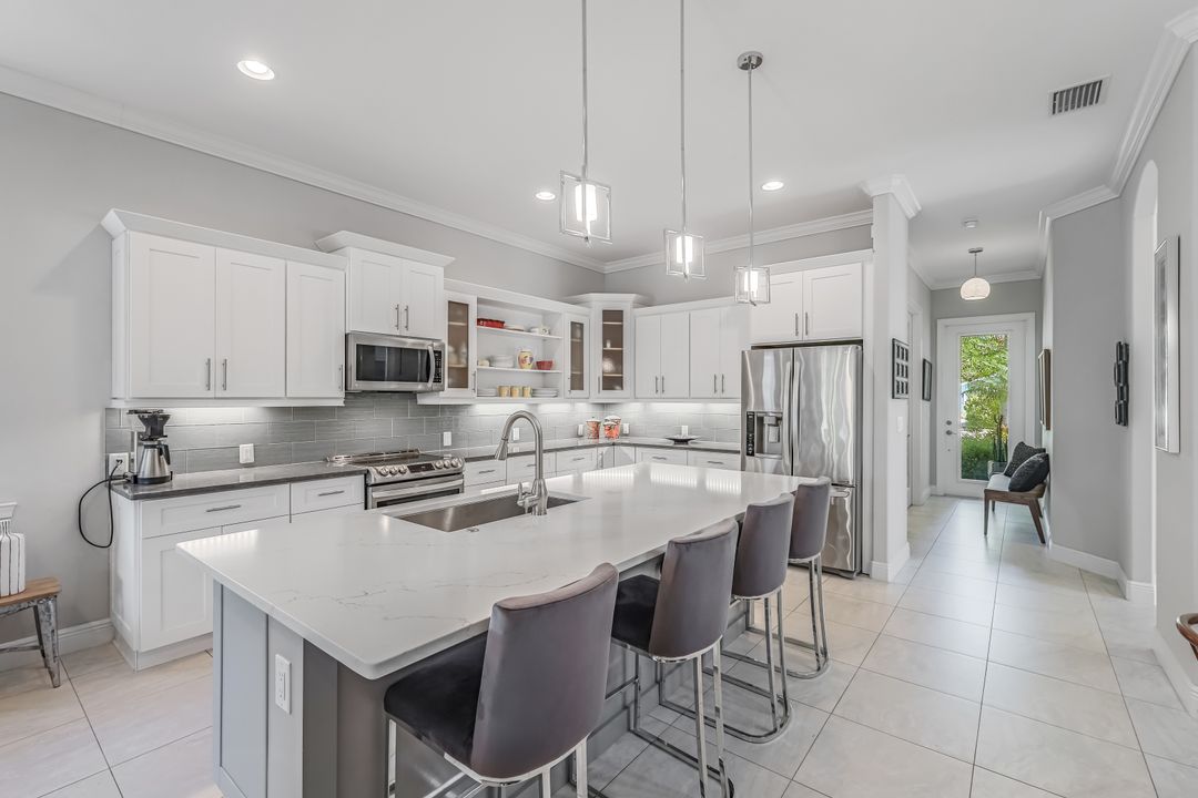 838 95th Ave N, Naples, FL 34108