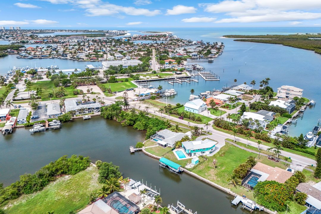 401 Capri Blvd, Naples, FL 34113