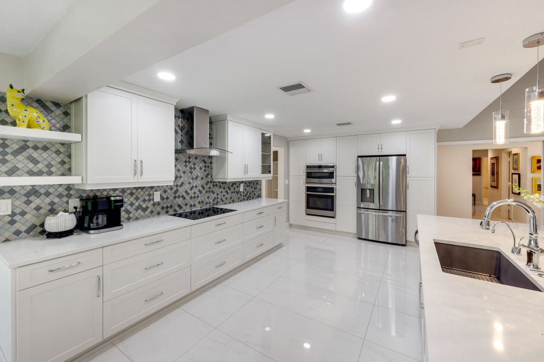 370 Edgemere Way N, Naples, FL 34105