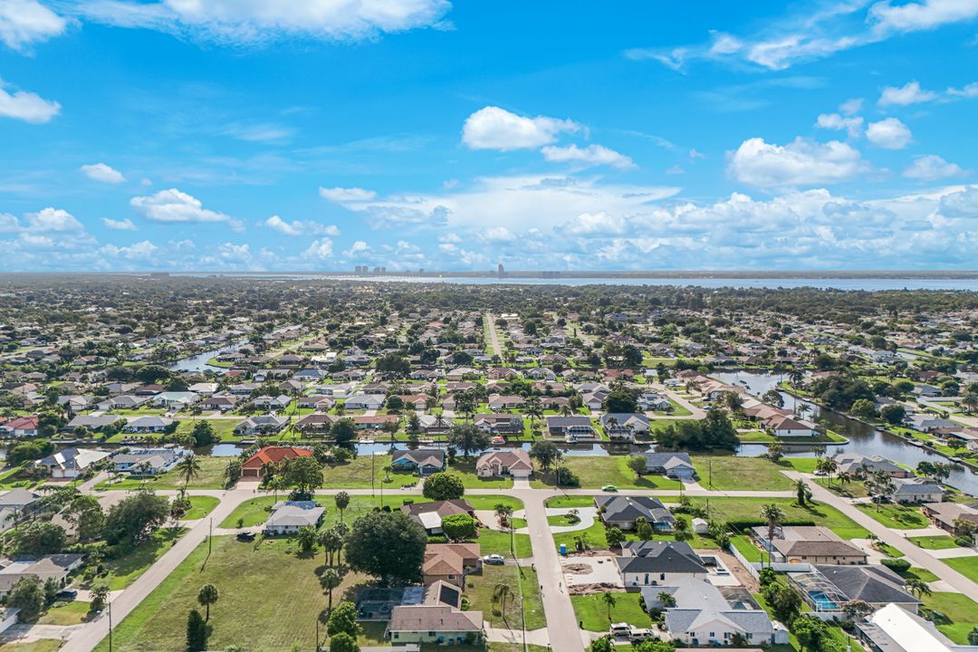615 SE 19th Ct, Cape Coral, FL 33990