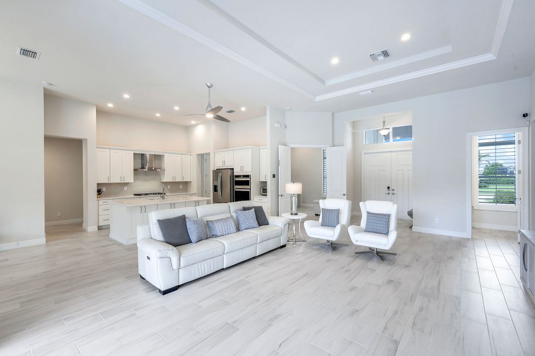 8959 Redonda Dr, Naples, FL 34114