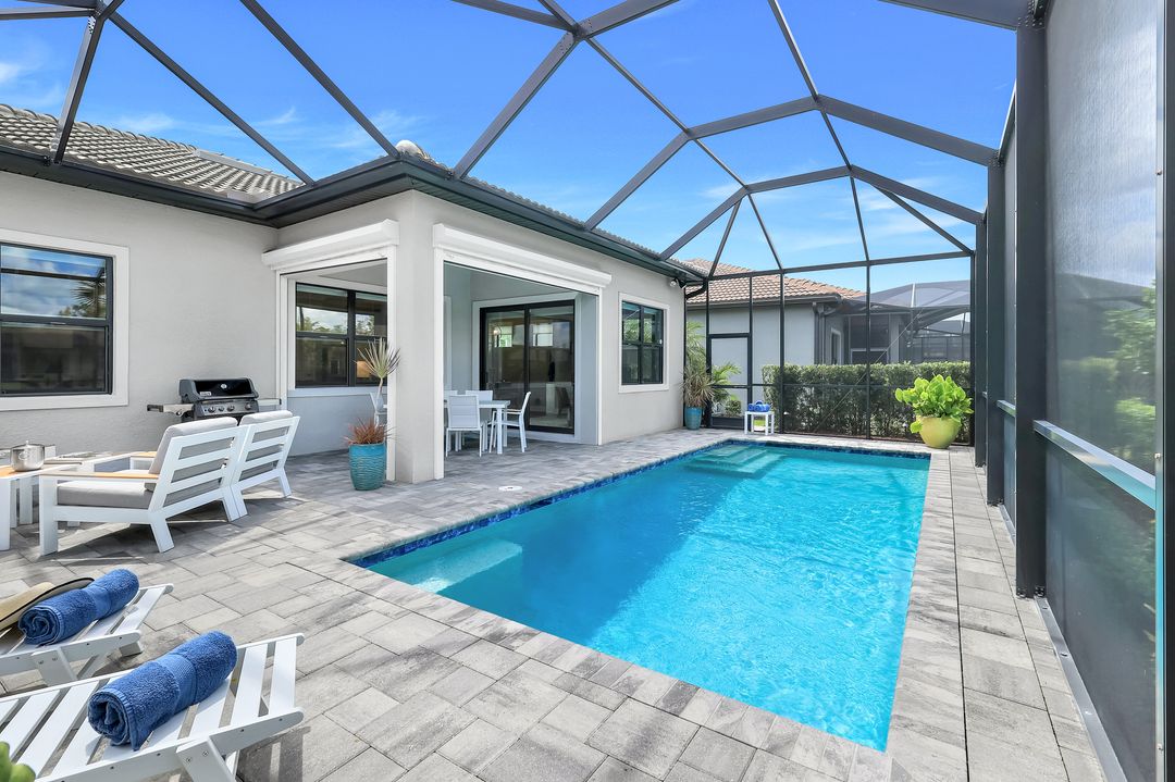 9721 Everglades Dr, Naples, FL 34120