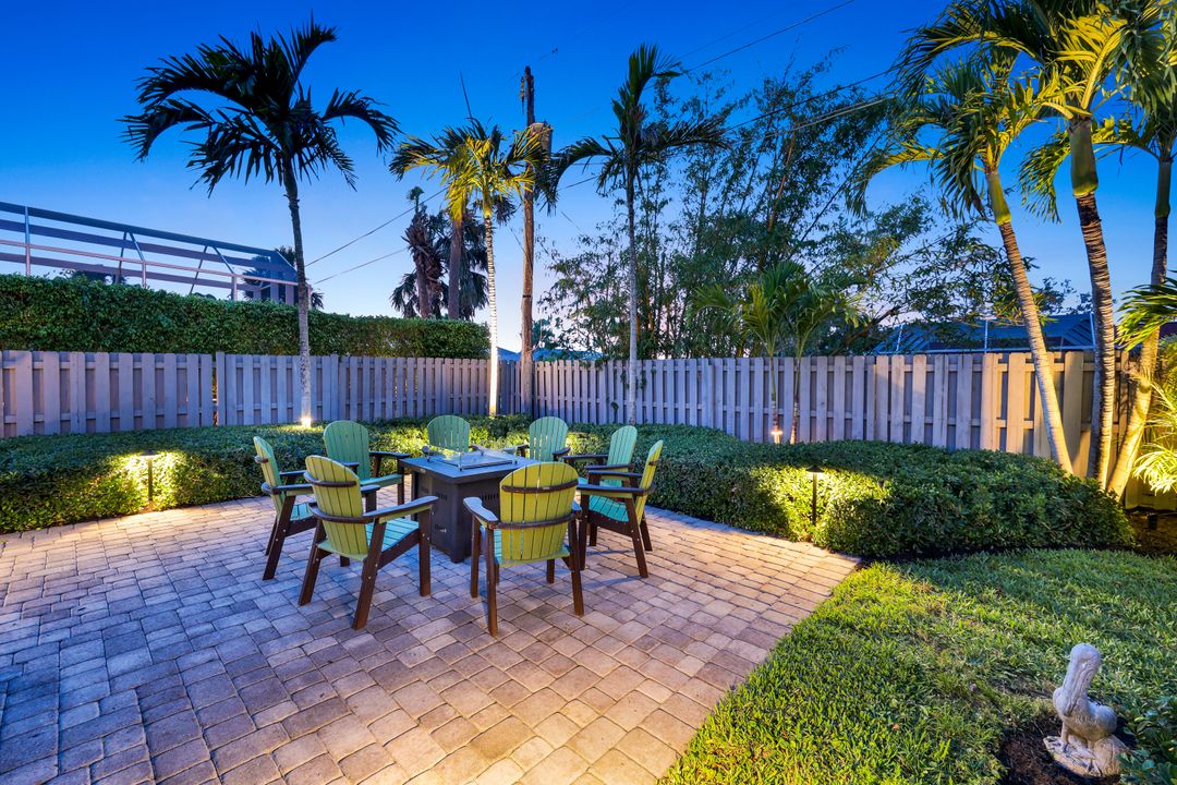 661 97th Ave N, Naples, FL 34108