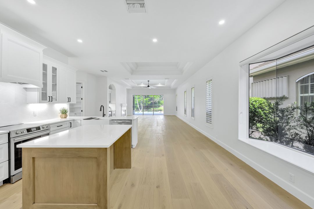 9209 Troon Lakes Dr, Naples, FL 34109