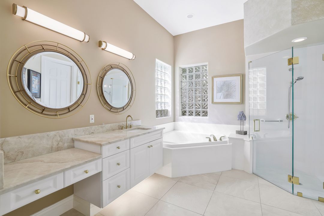 910 Villa Florenza Dr, Naples, FL 34119