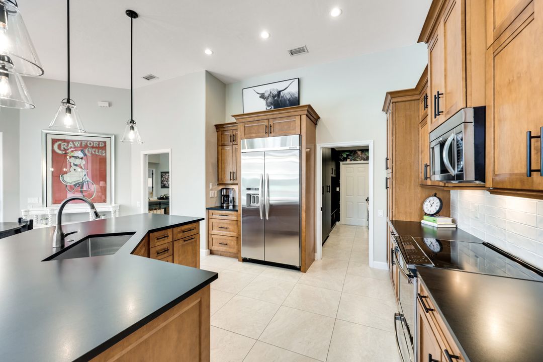 7998 Beaumont Ct, Naples, FL 34109
