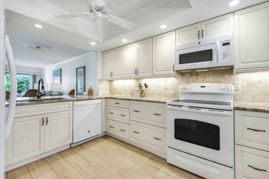 529 Lake Louise Cir #101, Naples, FL 34110