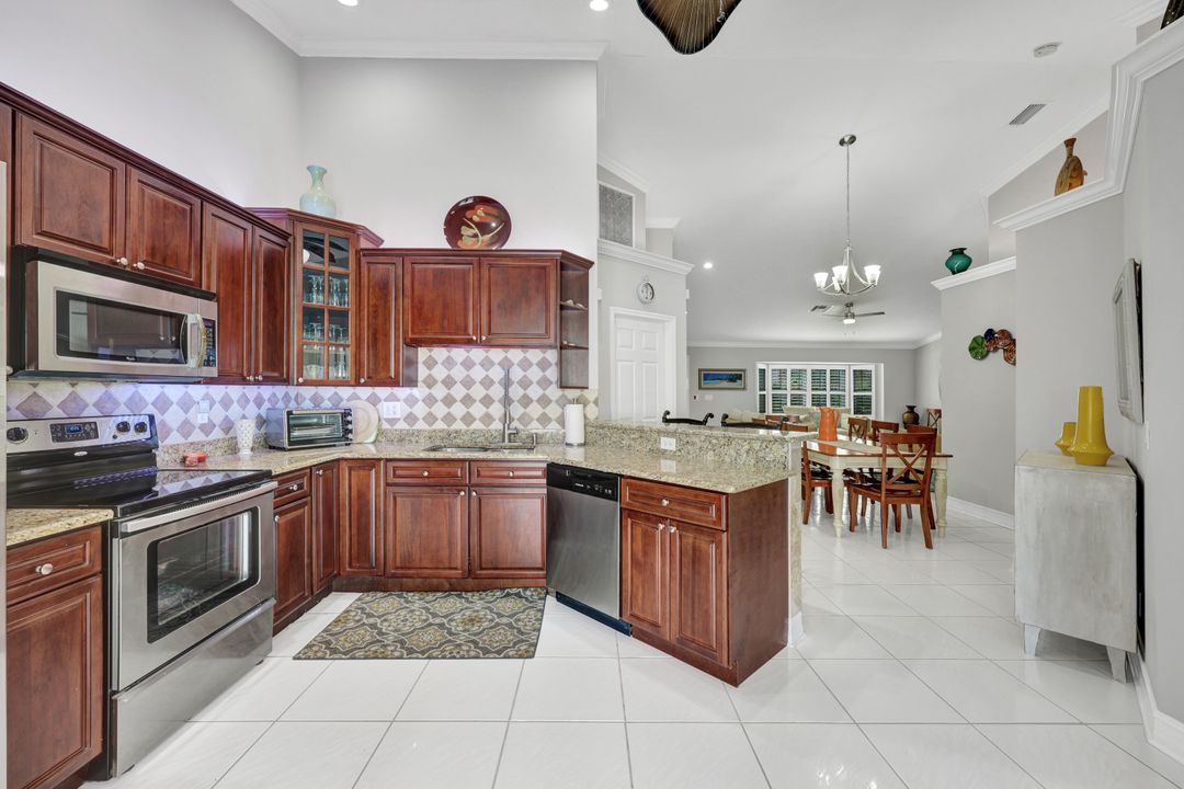 565 93rd Ave N, Naples, FL 34108